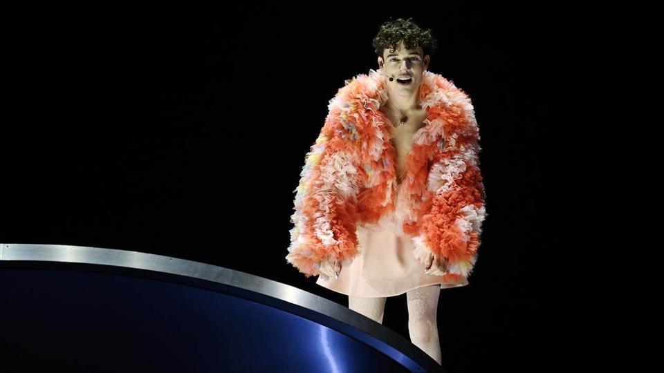 Le chanteur Nemo lors de la finale de l'Eurovision 2024 à Malmö. [Keystone]