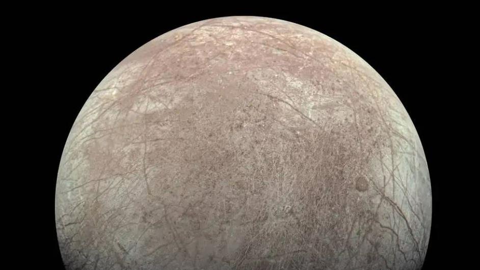 Cette vue d'Europe, lune glacée de Jupiter, a été prise par l'imageur JunoCam à bord de la sonde Juno de la NASA lors de son survol rapproché le 29 septembre 2022. [Image data: NASA/JPL-Caltech/SwRI/MSSS - Image processing: Kevin M. Gill/CC BY 3.0]