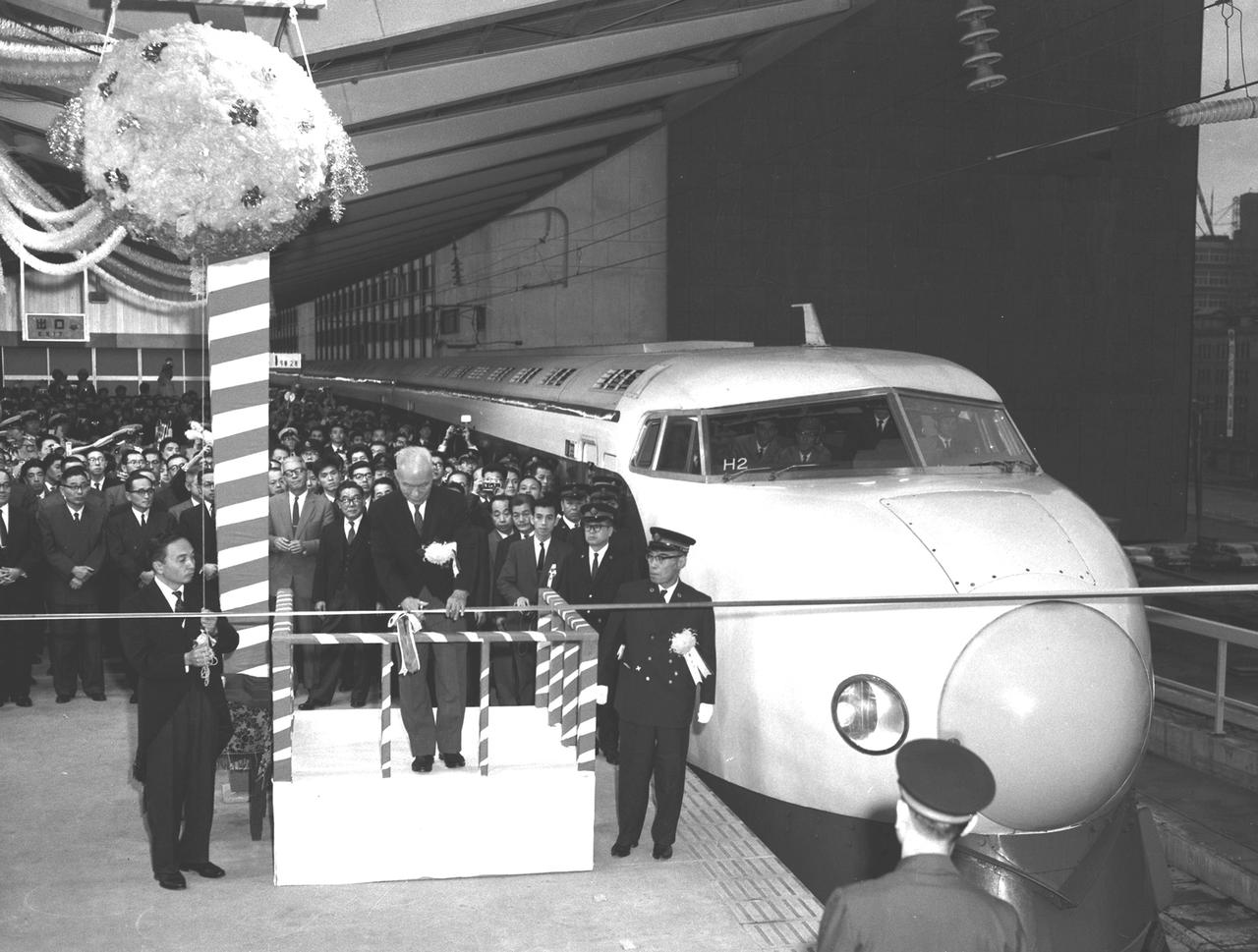 Le tout premier Shinkansen prêt au départ le 1er octobre 1964 dans la gare de Toyko. [KEYSTONE - Kyodo]