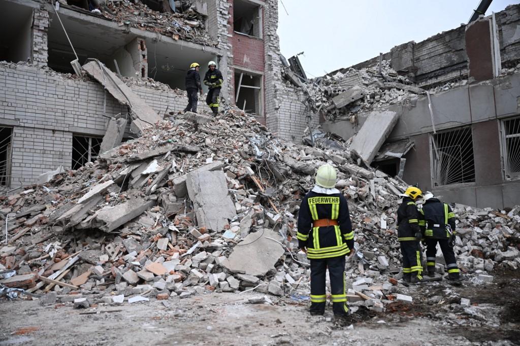 Au moins 17 personnes ont été tuées et plus de 60 blessées dans une triple frappe russe mercredi à Tcherniguiv. [Anadolu via AFP - VIACHESLAV RATYNSKYI]