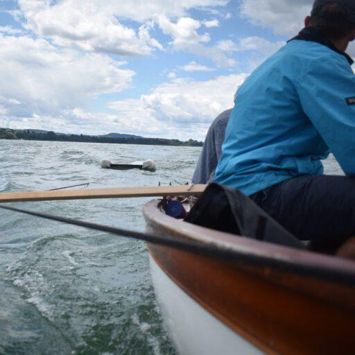 Collecte d’un échantillon par l’équipage de la Venturière depuis une barque sur le lac de Neuchâtel.