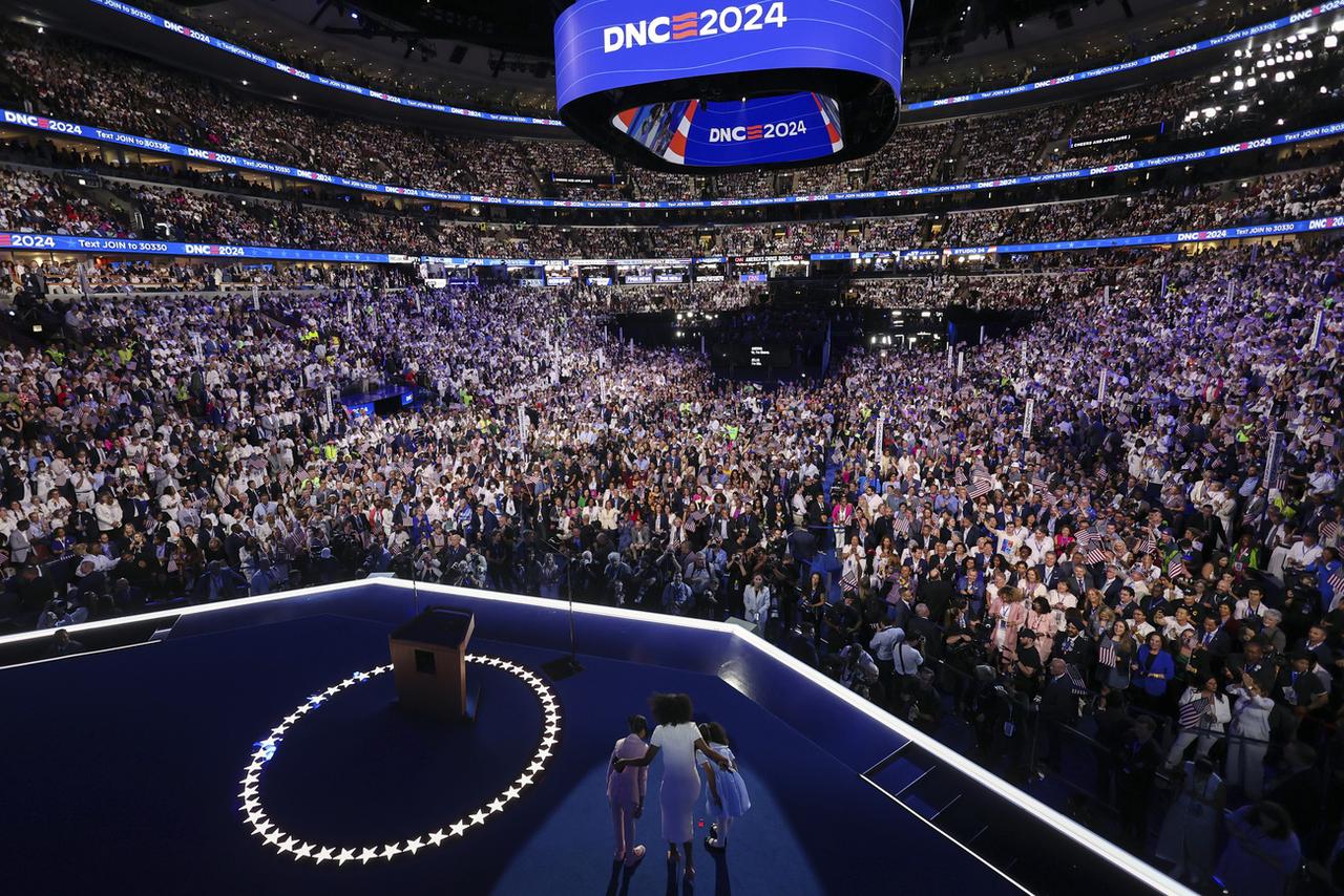 Dans le public, la couleur blanche prédominait lors de la dernière soirée de la convention démocrate à Chicago. [KEYSTONE - MIKE SEGAR]