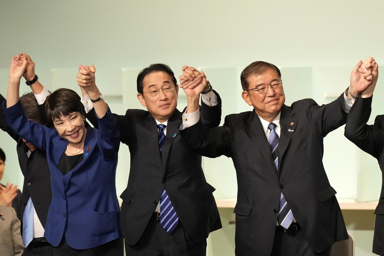 Le Premier ministre japonais Fumio Kishida entouré de Sanae Takaichi (g) et de Shigeru Ishiba (d), lors de l'élection de ce dernier au poste de chef du PLD, le 27 septembre 2024 à Tokyo. [KEYSTONE - HIRO KOMAE / POOL]