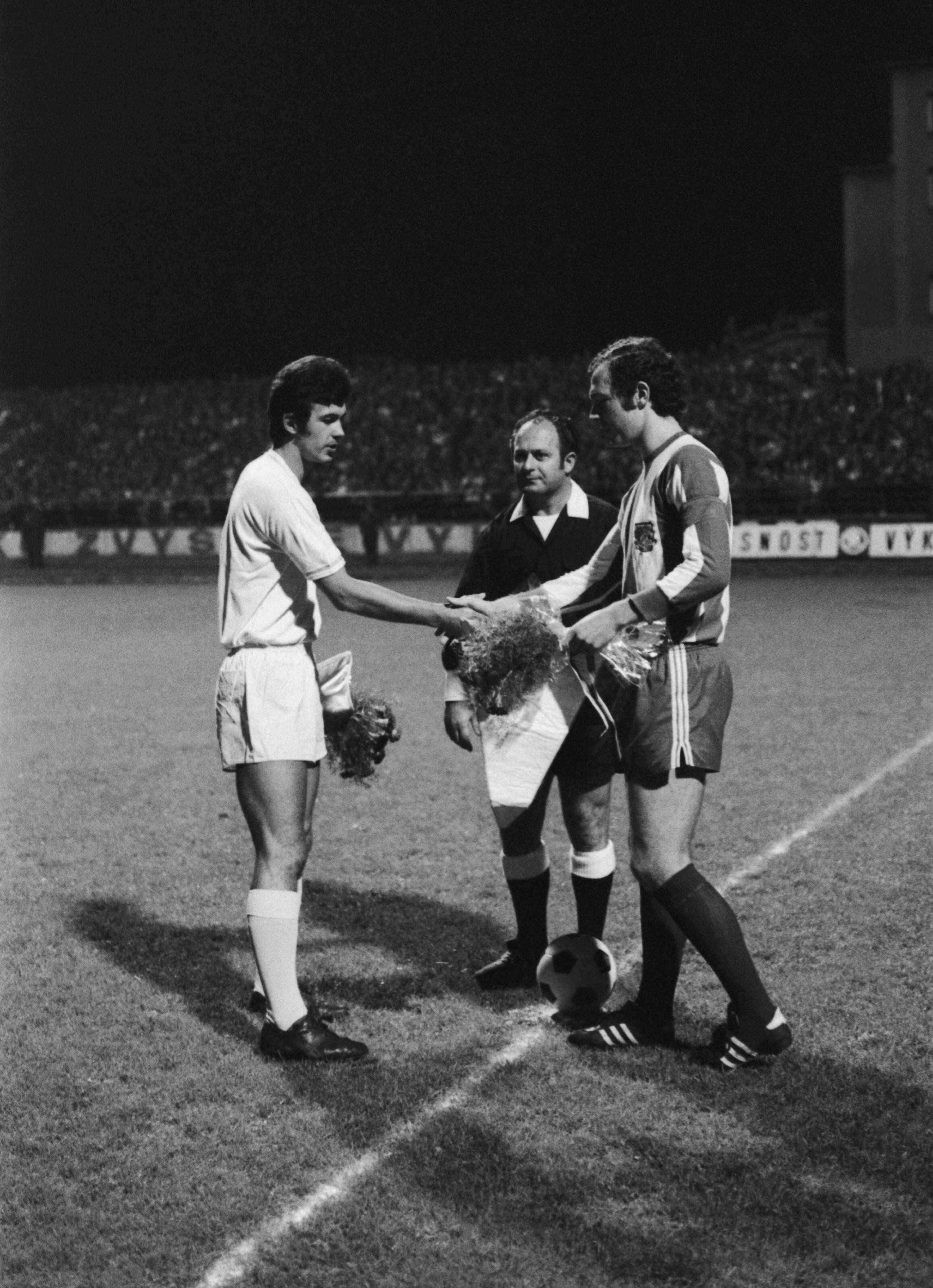 Stanislav Plass, capitaine du Škoda Plzen (en blanc), saluant Franz Beckenbauer, capitaine du Bayern Munich, avant un match de Coupe des Coupes. [imago sportfotodienst - imago sportfotodienst]