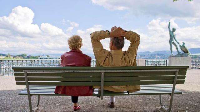 Deux personnes âgées sur un banc. [Keystone - Gaetan Bally]