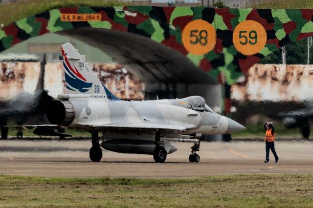 Un avion de chasse de l'armée de l'air taïwanaise se prépare à décoller, le 23 mai 2024, alors que la Chine a encerclé Taïwan avec des navires et des avions militaires dans le cadre d'exercices militaires. [AFP - YASUYOSHI CHIBA]