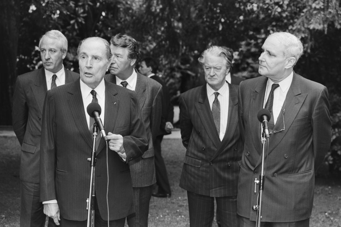 En 1991 à Lugano, Roland Dumas (2e depuis la droite), a accompagné le président français François Mitterrand pour rencontrer les autorités suisses, ici les conseillers fédéraux Flavio Cotti (à droite) et René Felber (3e depuis la gauche). [KEYSTONE - STR]
