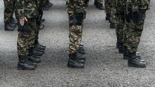 Deux divisionnaires romands de l'armée échouent au contrôle de sécurité