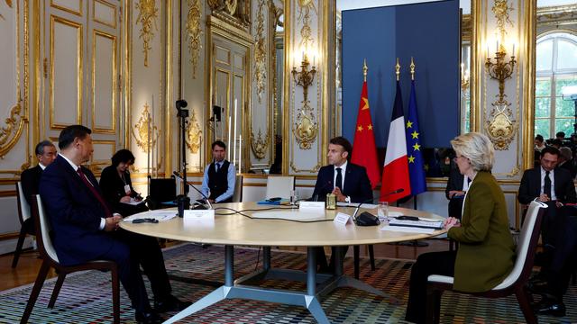 Xi Jinping, Emmanuel Macron et Ursula  Von der Leyen se sont rencontrés lundi. [REUTERS - Gonzalo Fuentes]