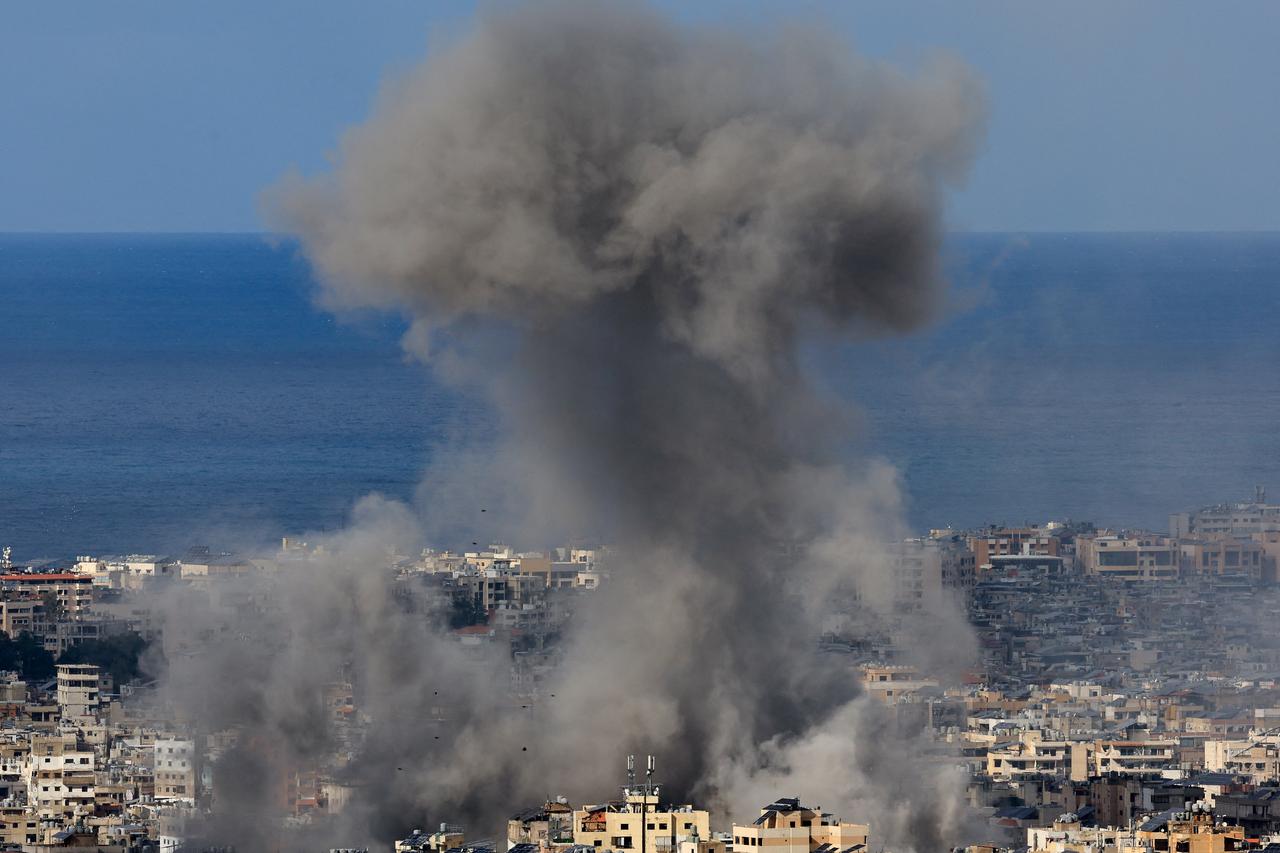 De la fumée s'échappe après les nouvelles frappes israélienne qui ont visé lundi matin la banlieue sud de Beyrouth. [REUTERS - Thaier Al-Sudani]