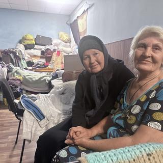 Deux femmes réfugiées dans l'église de Petrovsk. [RTS - Maurine Mercier]