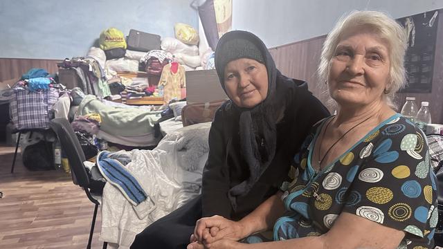 Deux femmes réfugiées dans l'église de Petrovsk. [RTS - Maurine Mercier]