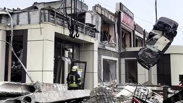 Un cliché d'une vidéo diffusée par le ministère russe des situations d'urgence le 3 février 2024 montre les décombres d'une boulangerie détruite par un bombardement dans la ville de Lyssytchansk. [AFP - HANDOUT]