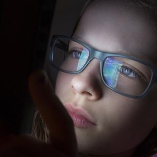 The reflection of the website of Facebook is reflected in the spectacles glass of a girl, photographed on the Rigi, in the Canton of Schwyz, Switzerland, on the evening of April 30, 2015. (KEYSTONE/Gaetan Bally) Die Reflexion der Webseite von Facebook ist im Brillenglas eines Maedchens zu sehen, aufgenommen am Abend des 29. April 2015 auf der Rigi. (KEYSTONE/Gaetan Bally) [Keystone - Gaetan Bally]