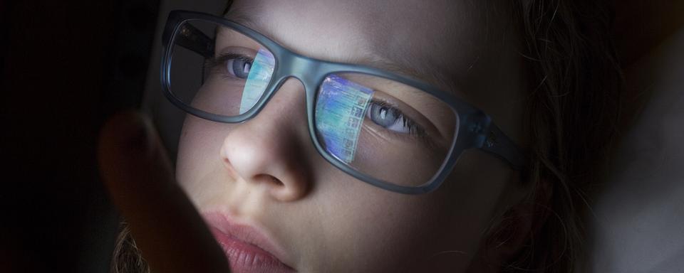 The reflection of the website of Facebook is reflected in the spectacles glass of a girl, photographed on the Rigi, in the Canton of Schwyz, Switzerland, on the evening of April 30, 2015. (KEYSTONE/Gaetan Bally) Die Reflexion der Webseite von Facebook ist im Brillenglas eines Maedchens zu sehen, aufgenommen am Abend des 29. April 2015 auf der Rigi. (KEYSTONE/Gaetan Bally) [Keystone - Gaetan Bally]