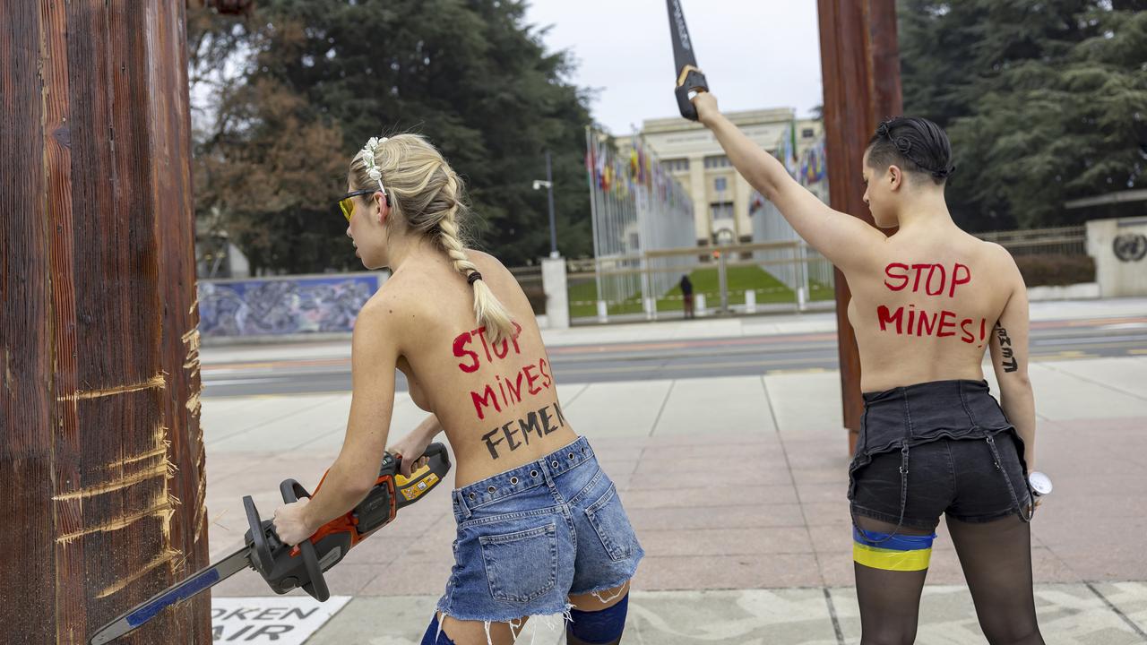 A Genève, la fameuse "Broken Chair" a été vandalisée par un groupe de Femen. [Keystone]