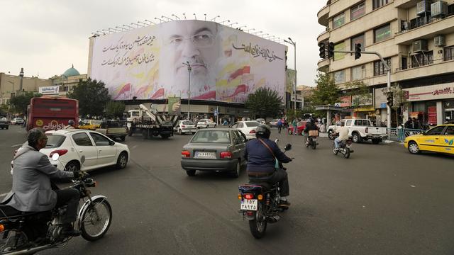 Des véhicules circulent sur la place Enqelab-e-Eslami (Révolution islamique) sous un immense portrait du chef du Hezbollah Hassan Nasrallah, à Téhéran (Iran), le dimanche 29 septembre 2024. [Keystone - AP Photo/Vahid Salemi]