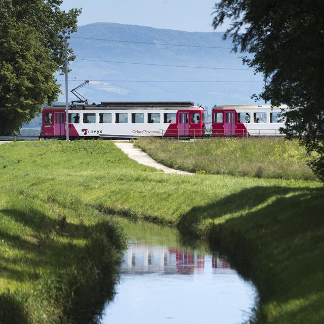 Un train régional qui se déplace en direction d'Orbe (VD). [Keystone - Laurent Gillieron]