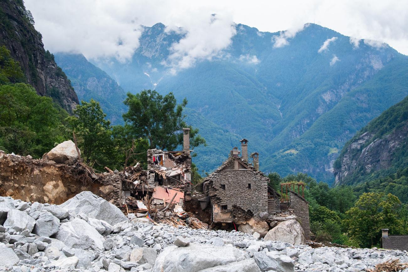 Maisons détruites et débris à Fontana, dans le Val Bavona, près de Cevio (TI), le 3 juillet 2024. [KEYSTONE - SAMUEL GOLAY]