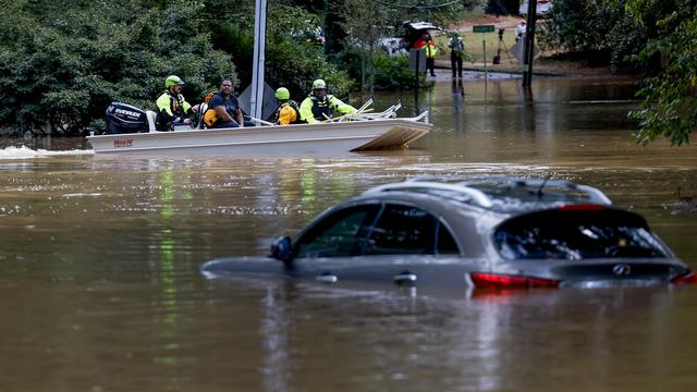 Des sauveteurs d'Atlanta (Géorgie) s'activent après la crue provoquée par la tempête tropicale Helene le 27 septembre 2024. [KEYSTONE - ERIK S. LESSER]