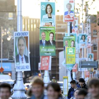 Des posters pour les élections anticipées, dans le centre de Dublin. 26 novembre 2024. [AP Photo/Keystone - Peter Morrison]