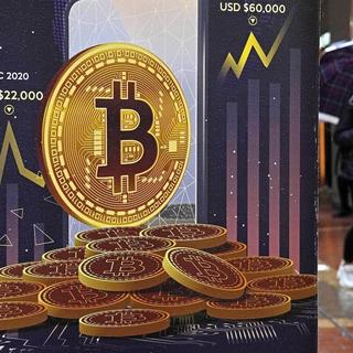 Le bitcoin a franchi la barre des 70'000 dollars pour la première fois de son histoire. [Keystone]