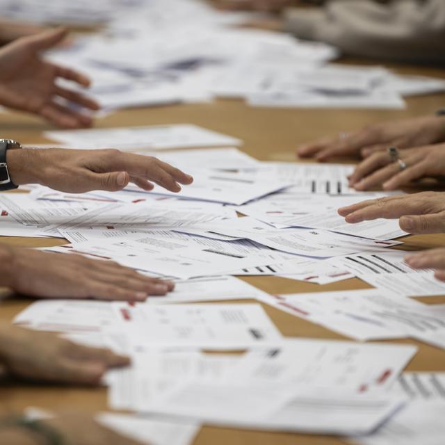 Val-de-Ruz doit reprendre le dépouillement des bulletins de vote des élections communales. [Keystone - Alessandro della Valle]
