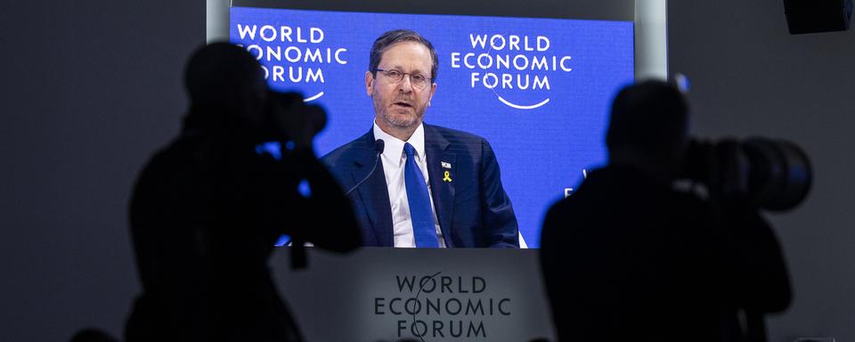 Isaac Herzog, président d'Israël, s'exprime lors de la 54e réunion annuelle du Forum économique mondial, WEF, à Davos, le jeudi 18 janvier 2024. [Keystone - Gian Ehrenzeller]