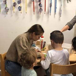 Une crèche fribourgeoise s’adapte face aux enfants à besoins particuliers. [RTS - Chloé Levrat (stagiaire)]