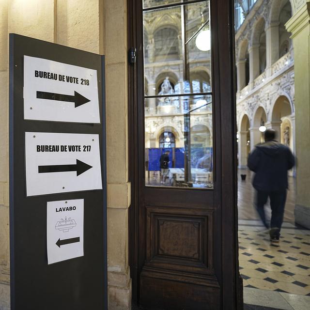 La population française vote dimanche pour les élections législatives [AP Photo/ Keystone - Laurent Cipriani]