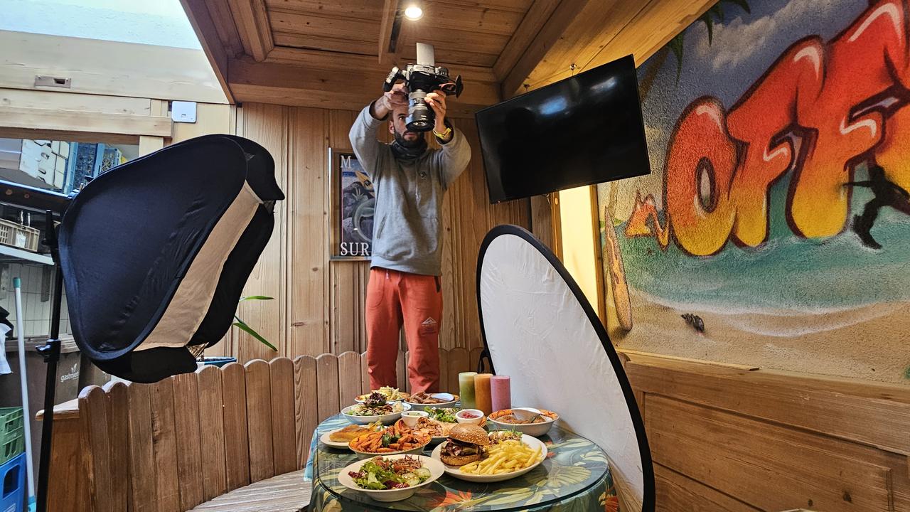 Le photographe Paolo Nargello, mandaté par Uber Eats, s'est récemment rendu à Verbier pour capturer les plats des restaurants partenaires. [RTS - Emilien Verdon]