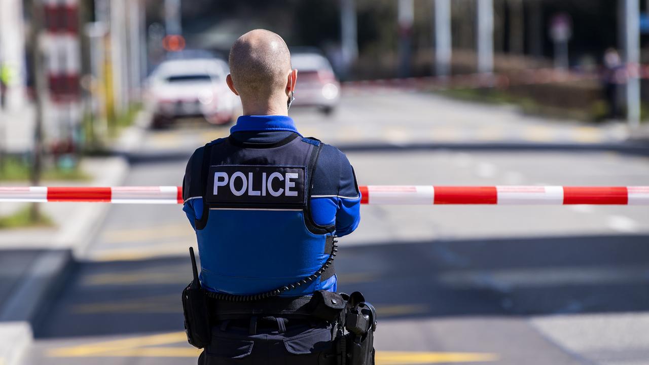 Un policier lors d'une alerte à la bombe à Lausanne (image d'illustration). [Keystone - Jean-Christophe Bott]