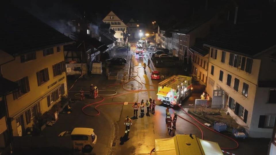 Plusieurs dizaines de personnes ont été évacuées suite à un incendie à Elgg (ZH), près de Winterthour. [SRF - Beat Kälin]