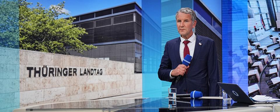 Björn Höcke, président du parti et du groupe parlementaire de l'AfD en Thuringe et candidat principal, se tient dans le studio de la télévision ARD. [KEYSTONE/DPA - Michael Kappeler]