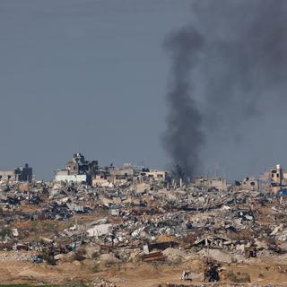 De la fumée provoquée par les raids aériens dans la bande de Gaza cette nuit. [Reuters - Amir Cohen]