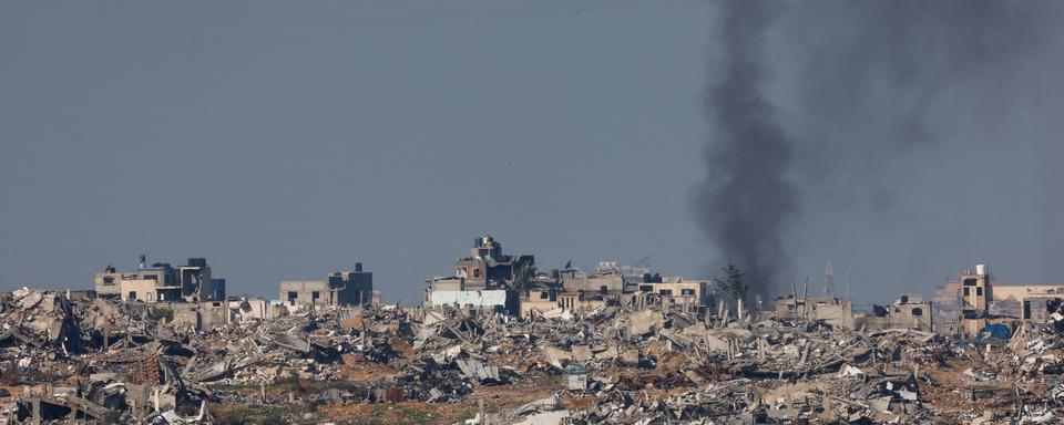 De la fumée provoquée par les raids aériens dans la bande de Gaza cette nuit. [Reuters - Amir Cohen]