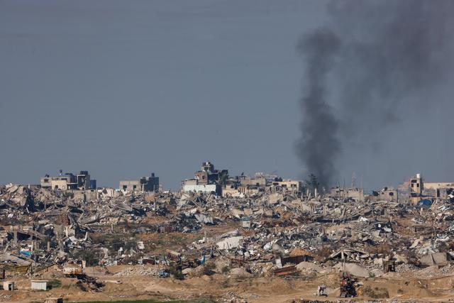 De la fumée provoquée par les raids aériens dans la bande de Gaza cette nuit. [Reuters - Amir Cohen]