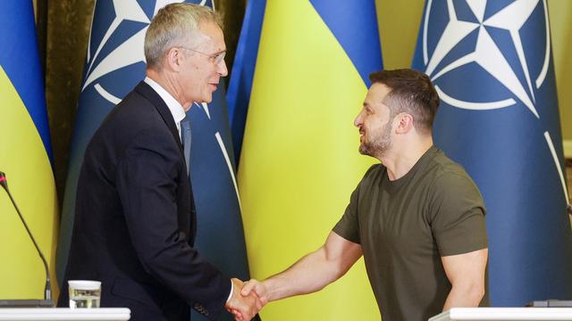 Le président ukrainien Volodymyr Zelensky (à droite) et le secrétaire général de l'OTAN, Jens Stoltenberg (à gauche), se serrent la main lors d'une conférence de presse le 28 septembre 2023. [KEYSTONE - SERGEY DOLZHENKO]