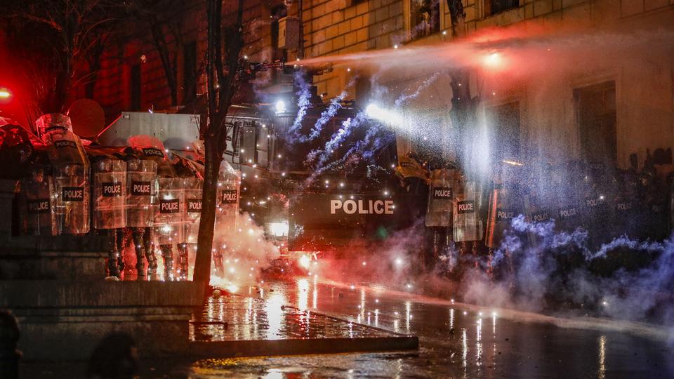 Vingt-six blessés lors de la cinquième soirée consécutive de manifestations pro-UE en Géorgie. [KEYSTONE - DAVID MDZINARISHVILI]