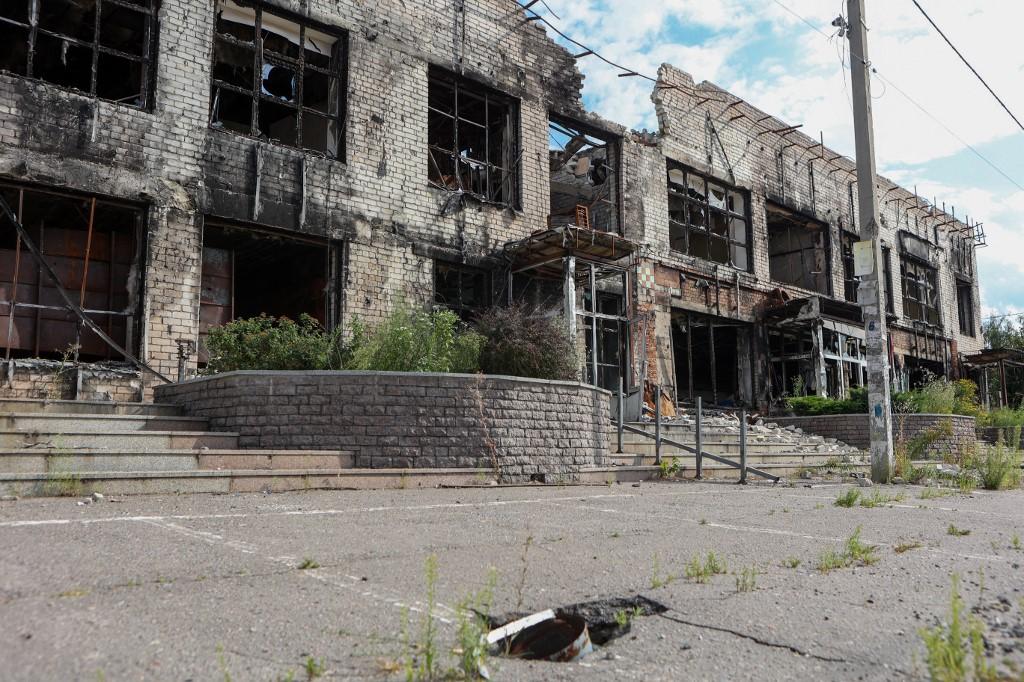 Un supermarché détruit dans un village proche de Kharkiv. [afp - Sofiia Bobok / Anadolu Agency]