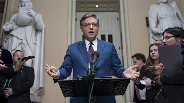 Le président de la Chambre des représentants, Mike Johnson, républicain de Louisiane, s'adresse brièvement aux journalistes juste avant le vote. [KEYSTONE - J. SCOTT APPLEWHITE]