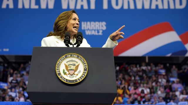 Kamala Harris s'exprime publiquement lors d'un rallye. [AP Photo/Keystone - Jacquelyn Martin]