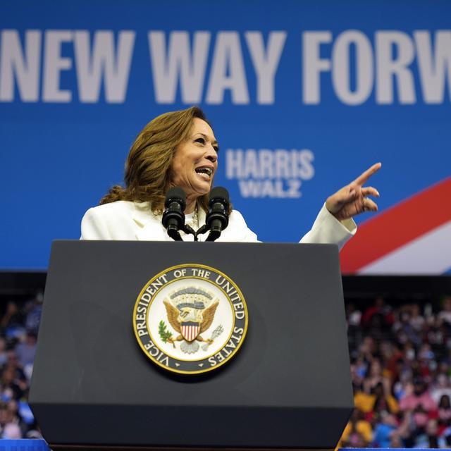 Kamala Harris s'exprime publiquement lors d'un rallye. [AP Photo/Keystone - Jacquelyn Martin]