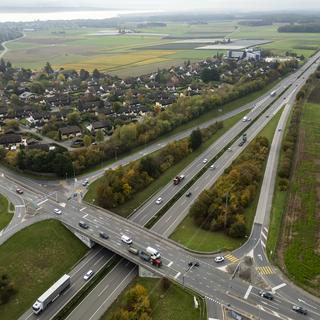 Des véhicules roulent sur l'autoroute A1 entre la sortie de Coppet et le Vengeron, le 22 octobre 2024 à Coppet. [Keystone - Salvatore Di Nolfi]