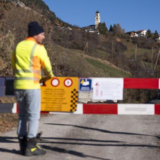 Depuis dimanche midi, l'accès de Brienz est strictement interdit. [KEYSTONE - Til Buergy]