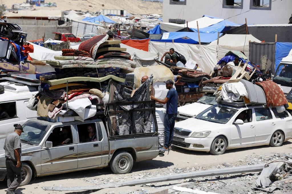 Des centaines de Palestiniens fuient dimanche les quartiers nord de Khan Younès. [Anadolu via AFP - ASHRAF AMRA]