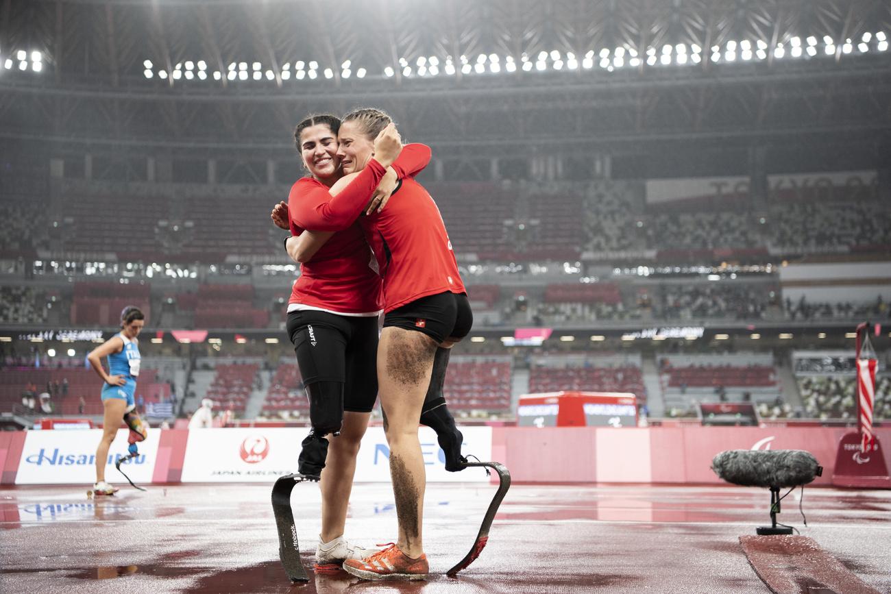 Sofia Gonzalez (à gauche) avec l'Argovienne Elena Kratter qui avait remporté le bronze à Tokyo à la longueur et qui a remis ça à Paris. [KEYSTONE - ENNIO LEANZA]