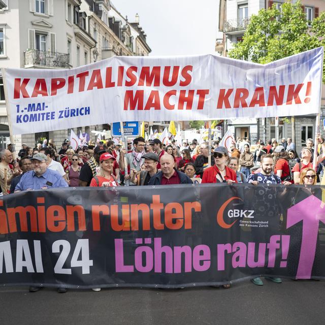 Une cinquantaine de manifestations sont prévues dans toute la Suisse ce 1er mai pour de meilleurs conditions salariales. [Keystone - Ennio Leanza]