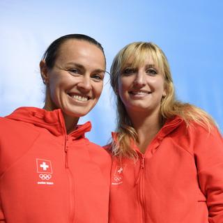 Martina Hingis (gauche) et Timea Bacsinszky (droite) ont gagné une médaille d'argent à Rio 2016. [Keystone - Laurent Gillieron]