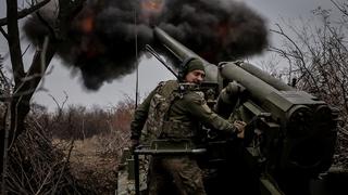 Un militaire ukrainien de la 24e brigade mécanisée tire un obus vers les troupes russes sur la ligne de front, près de la ville de Tchassiv Yar, dans la région de Donetsk (est), le 18 novembre 2024. [via REUTERS - Forces armées ukrainiennes]